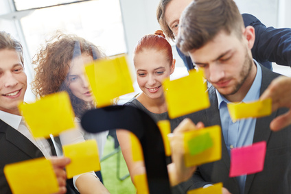 Workshop zum Thema Kreativität mit vielen bunten Zetteln